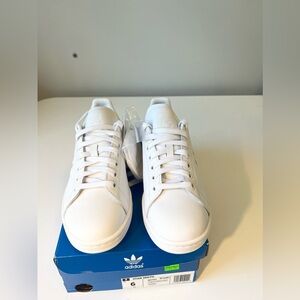 Adidas Stan Smith originals white sneakers-  men’s size 6 - NWT/NIB
